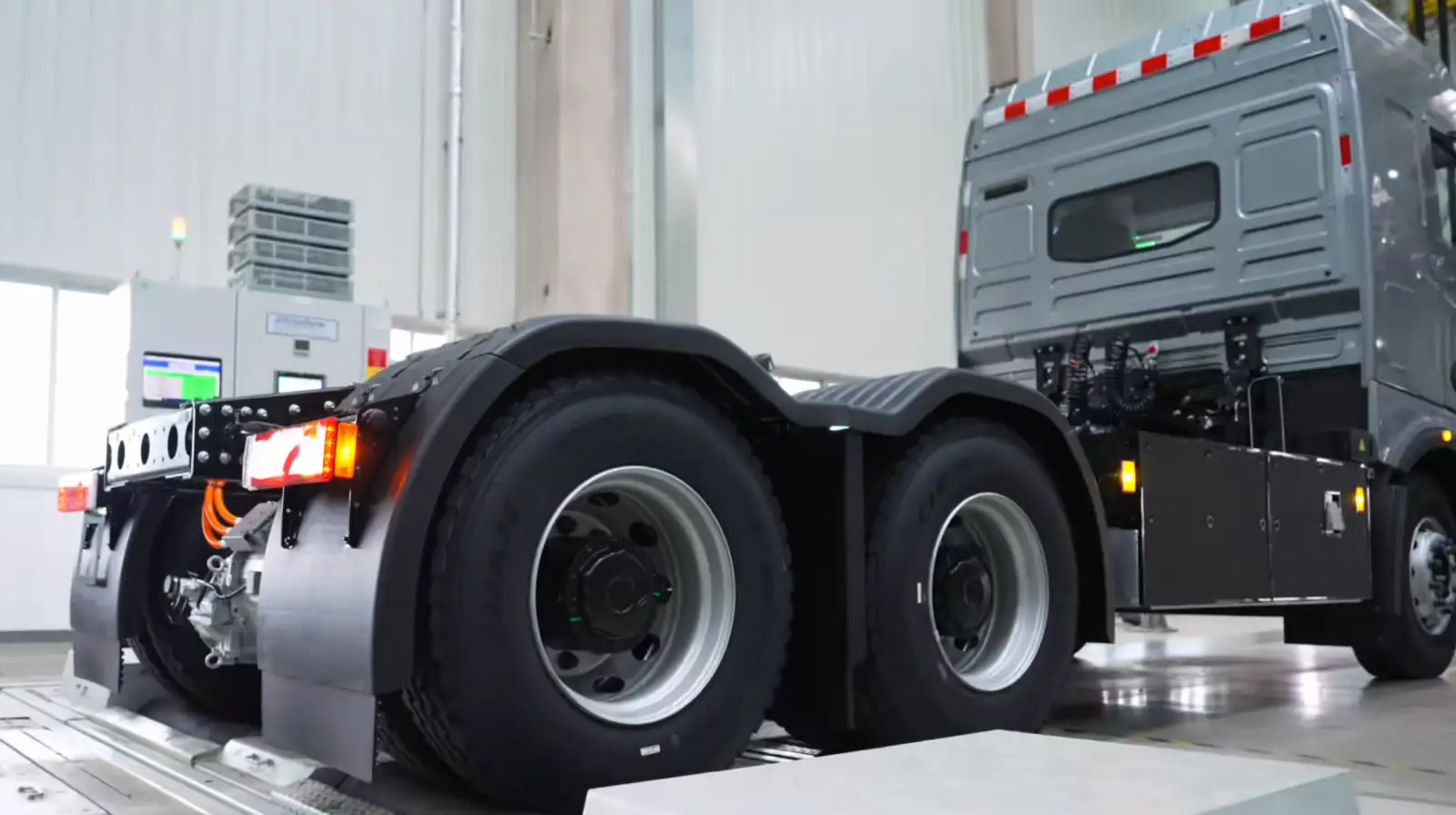 6x4 electric heavy-duty truck with e-axle